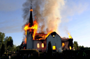 Våler kyrkje brenn 29.mai 2009. Foto: Sverre Viggen